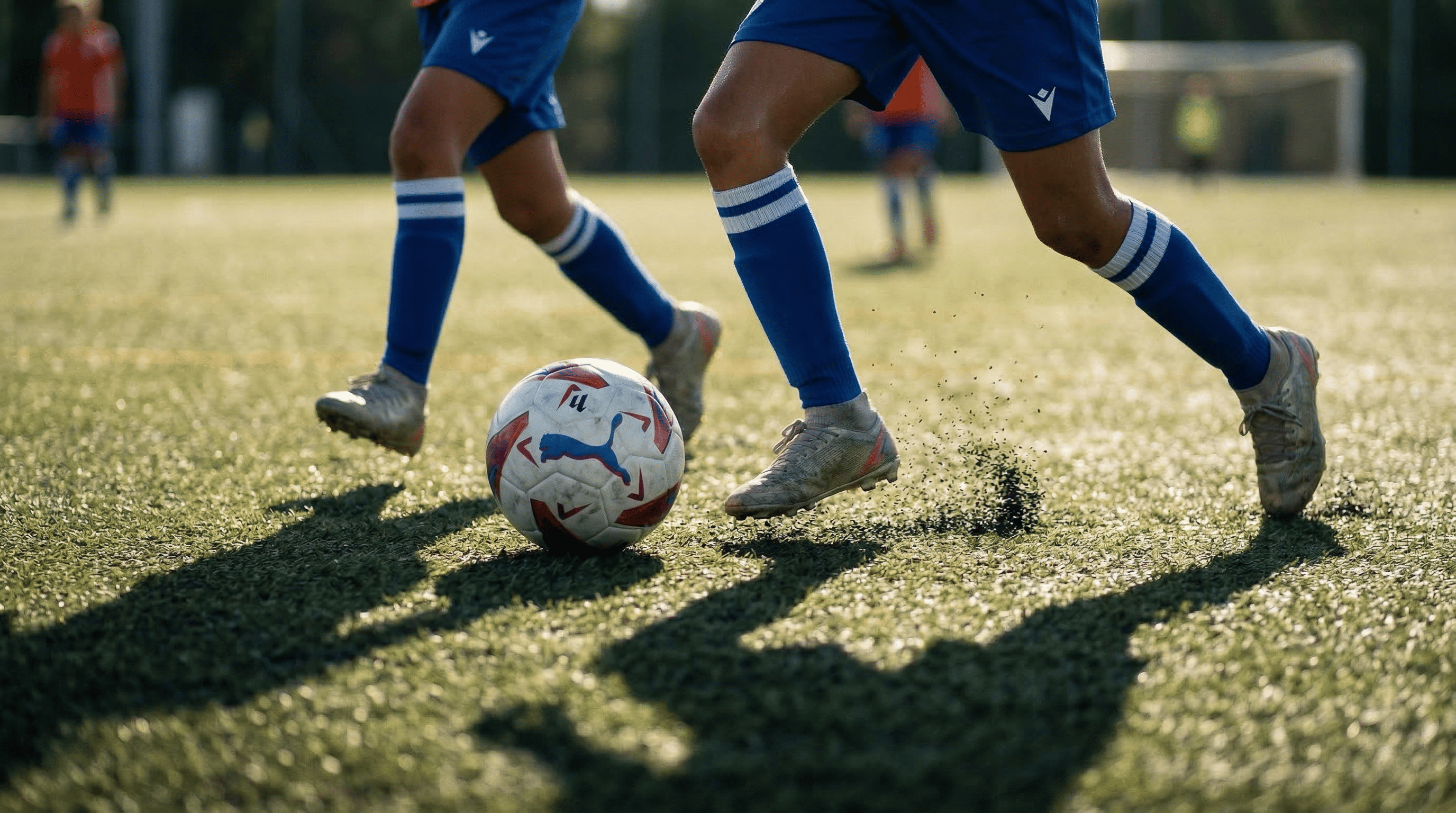 Acción en partido de fútbol femenino base