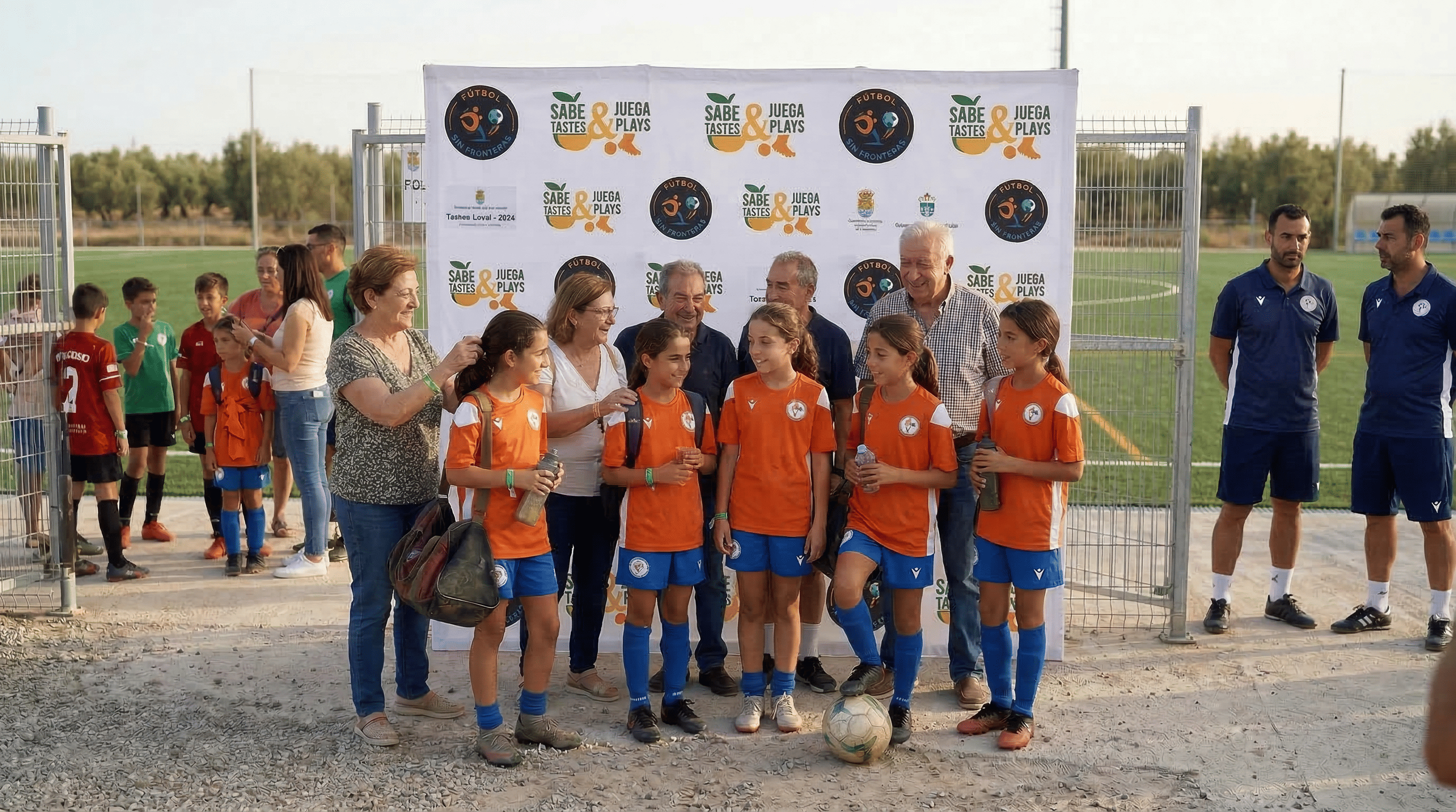 Equipo de fútbol femenino celebrando