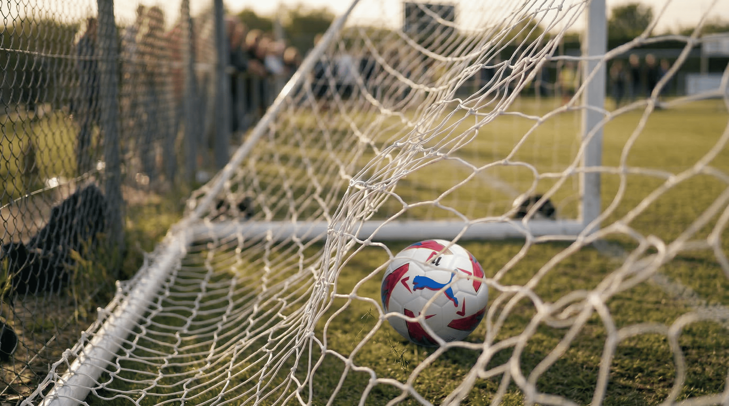 Partido en estadio campo hierba